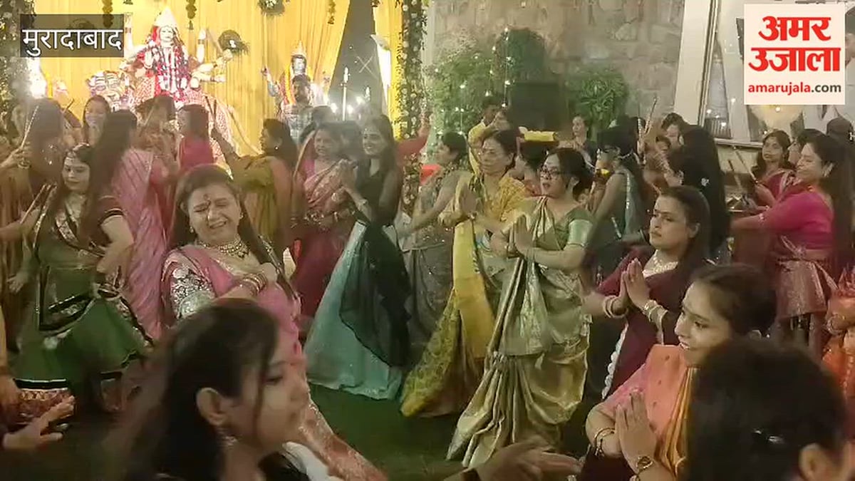 डांडिया की धूम, रंग-बिरंगे परिधानों में पहुंचे श्रद्धालु