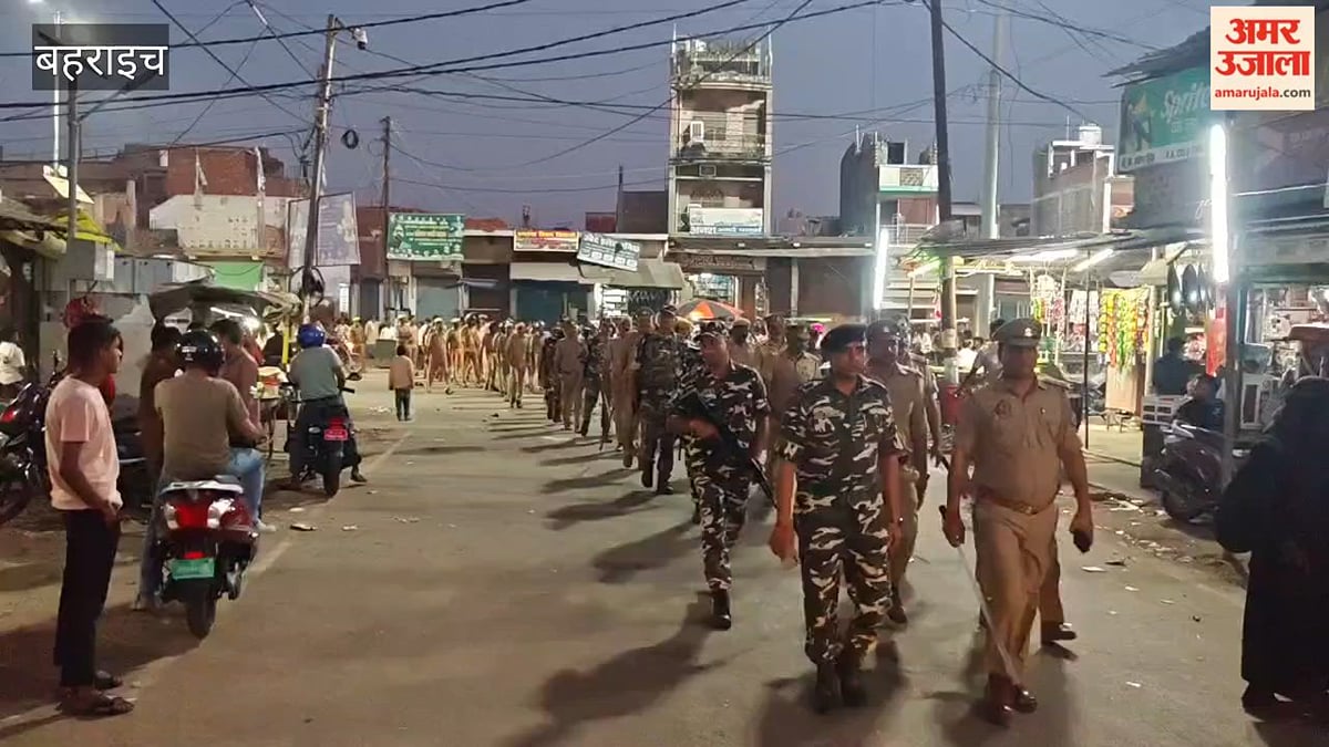 बहराइच: दुर्गा पूजा और दशहरा को लेकर रुपईडीहा में पुलिस-एसएसबी का संयुक्त फ्लैग मार्च