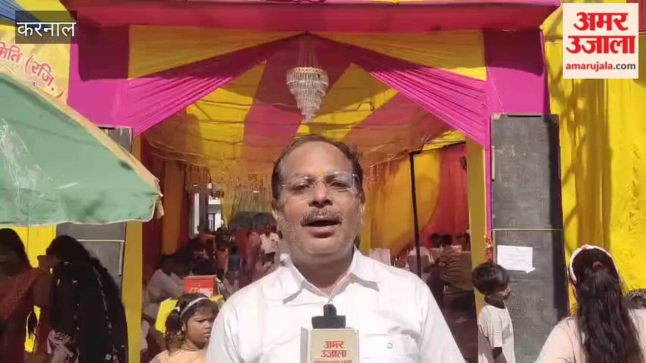 On Maha Ashtami, women gathered to offer the 'solah shringar' (sixteen traditional adornments) to Goddess Durga, praying for happiness and prosperity.