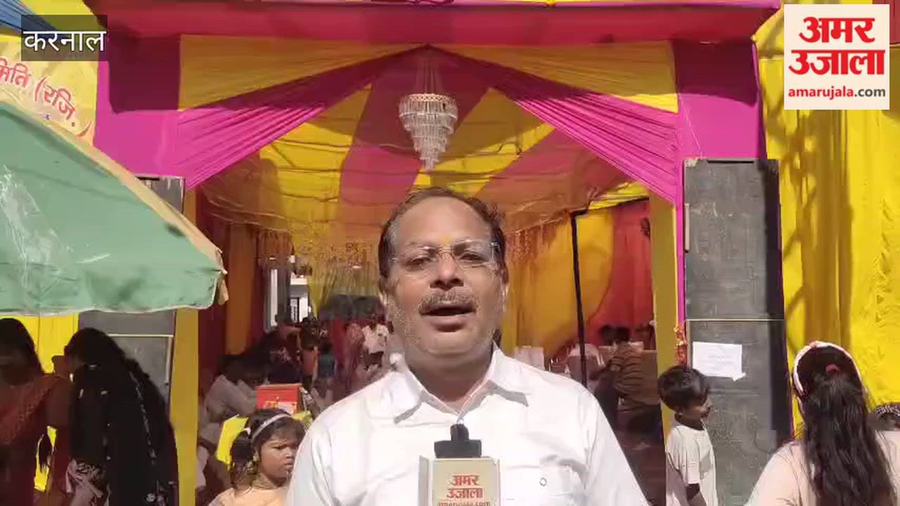 On Maha Ashtami, women gathered to offer the 'solah shringar' (sixteen traditional adornments) to Goddess Durga, praying for happiness and prosperity.