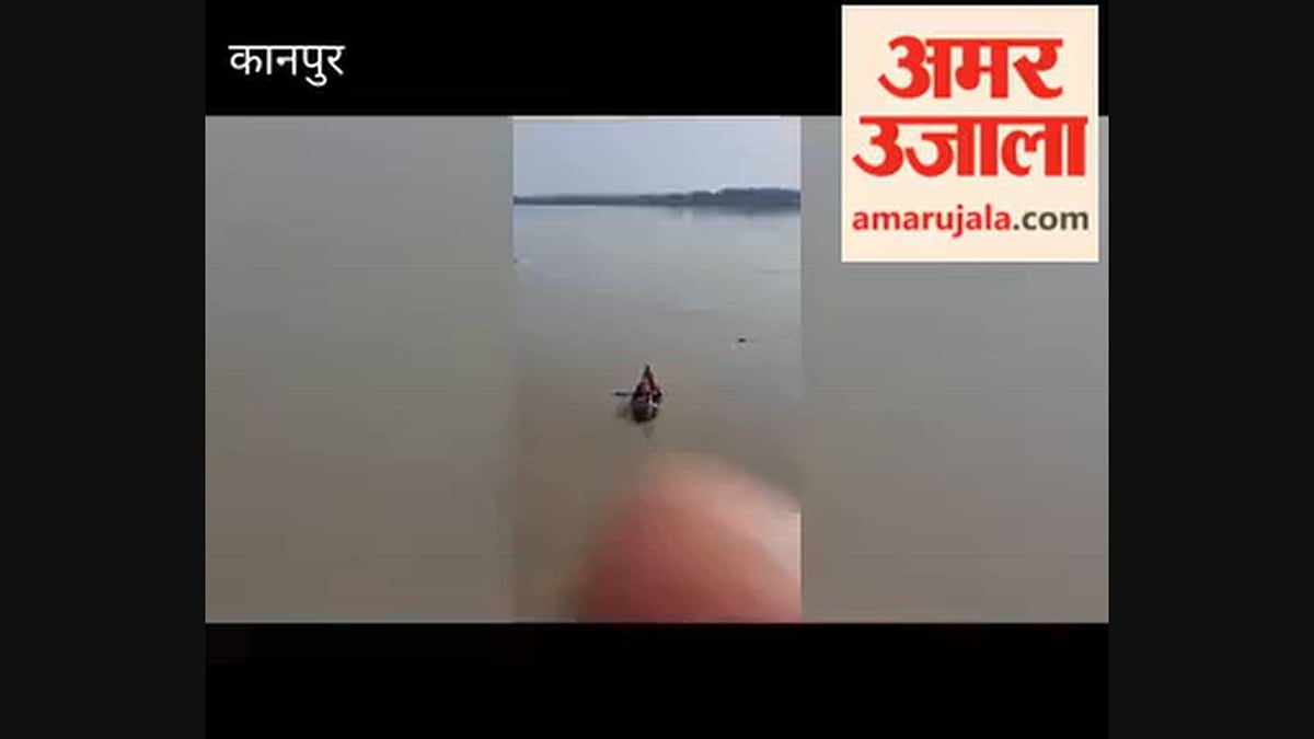 दुर्गा मूर्ति विसर्जन के दौरान नाव गंगा में पलटी, सात लोग बचे