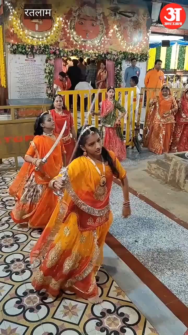 रतलाम: कालिका माता मंदिर में तलवारों के साथ गरबा, आज 51 फीट के रावण का दहन, प्रतिमाओं के विसर्जन की तैयारी