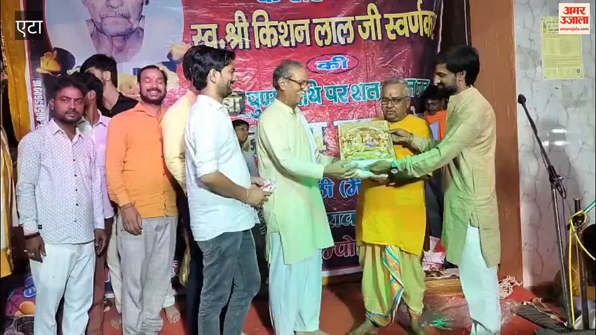 VIDEO: क्षेत्र के ग्राम इशारा स्थिति सिध्देश्वर मन्दिर पर चल रहै रामलीला के मंचन में समाज सेवियों द्वारा जरूरत मंद लोगों के लिए  कम्बल वितरण समारोह  आयोजित किया गया।