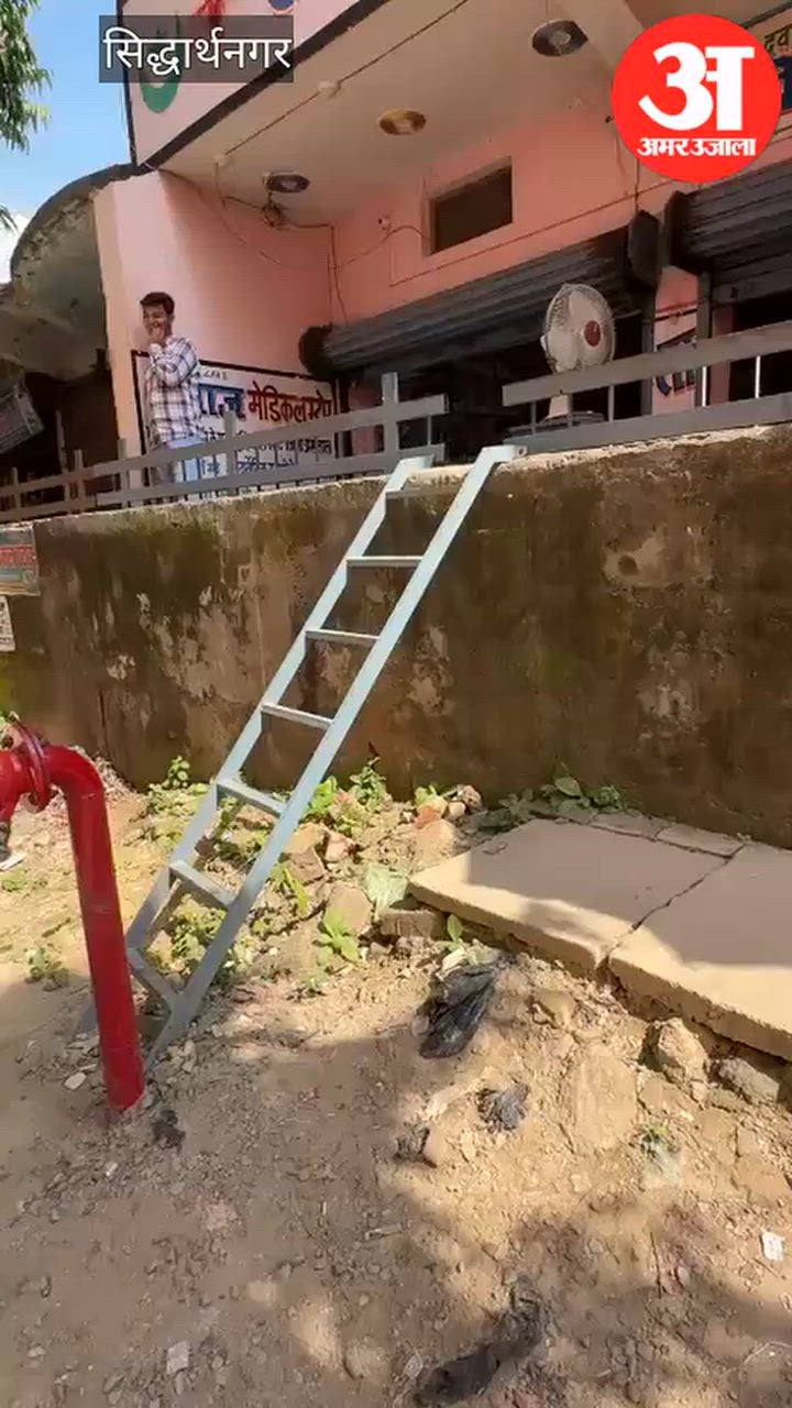 मेडिकल कॉलेज की बाउंड्री पर सीढ़ी लगाकर मरीजों को निजी मेडिकल स्टोर ले जाने का आरोप