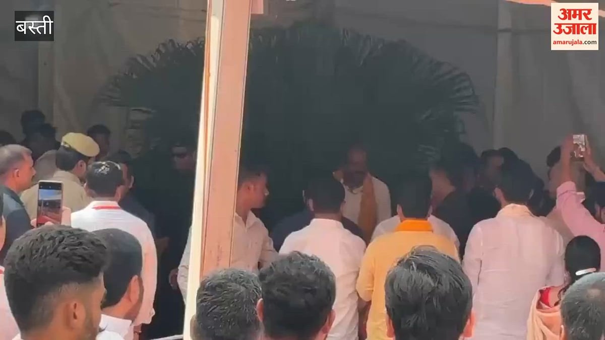 बस्ती: मुख्यमंत्री योगी आदित्यनाथ ने पूर्व सांसद हरीश द्विवेदी की मां को दी श्रद्धांजलि