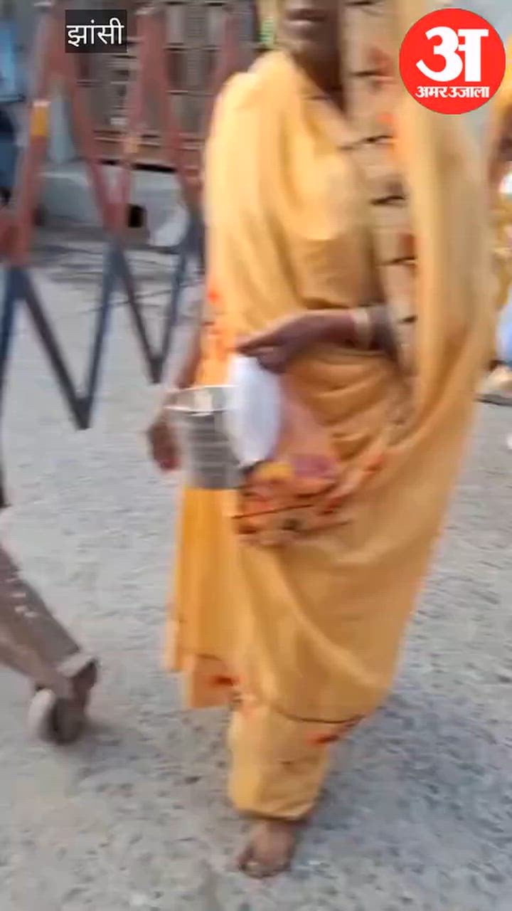 झांसी में मेले में बैरिकेडिंग हटाने को लेकर सुरक्षाकर्मियों से भिड़े भाजपा नेता