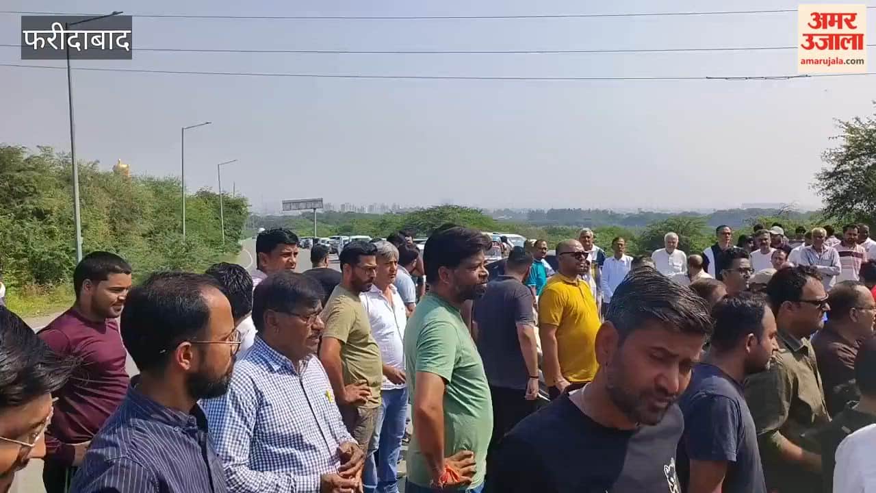 Protest against the dumping of waste by the Municipal Corporation near the Hanuman temple on the Faridabad-Gurugram road