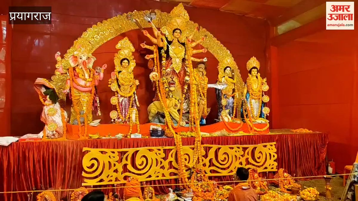 नवरात्र महाष्टमी को दुर्गा पूजा पंडालों में उमड़ी भक्तों की भीड़, गूंजे देवी के जयकारे