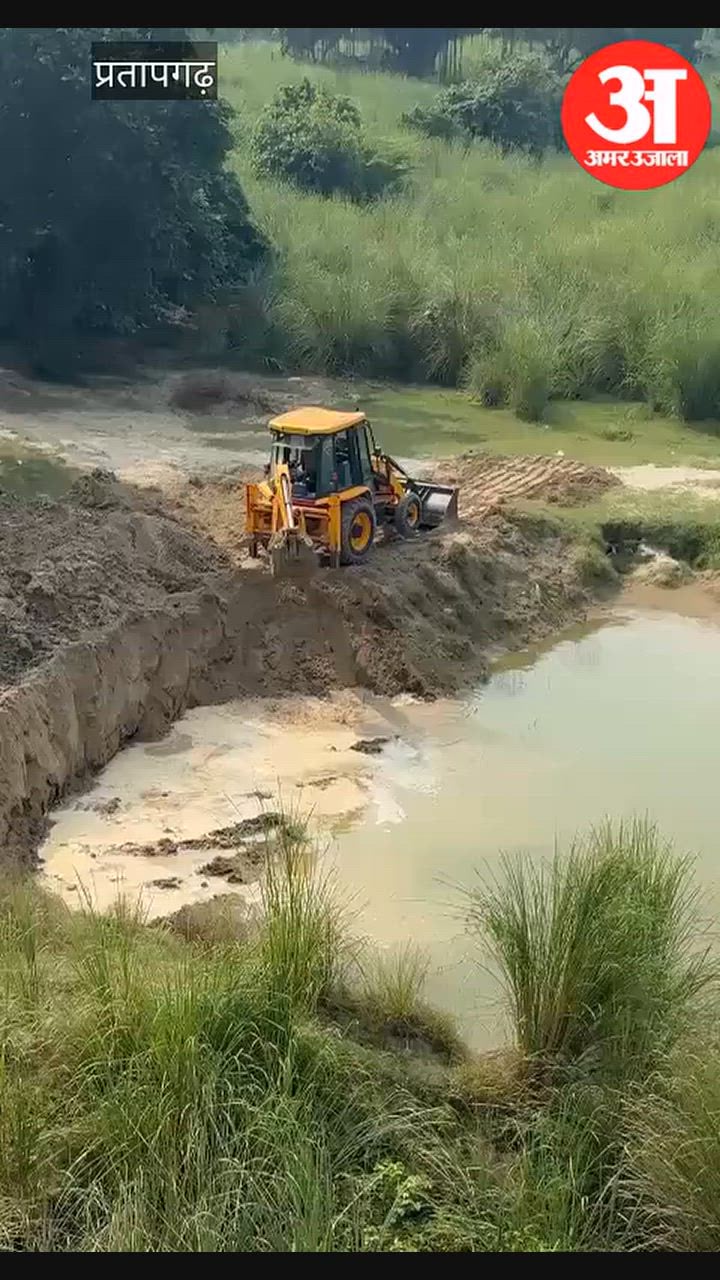 बेलखरनाथ धाम में सई नदी में दुर्गा पूजा विसर्जन के लिया तालाब की खोदाई कराई गई