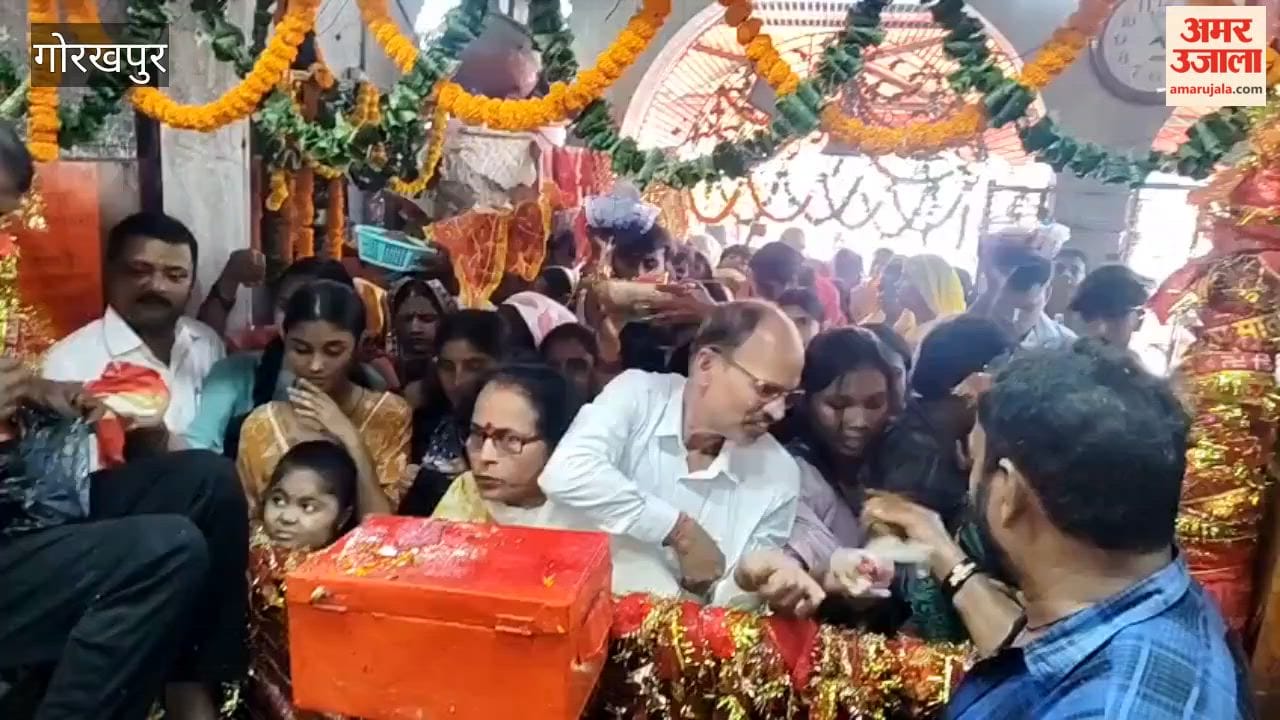 Devotees Offer Prayers at Golghar Kali Temple in Gorakhpur During Navratri