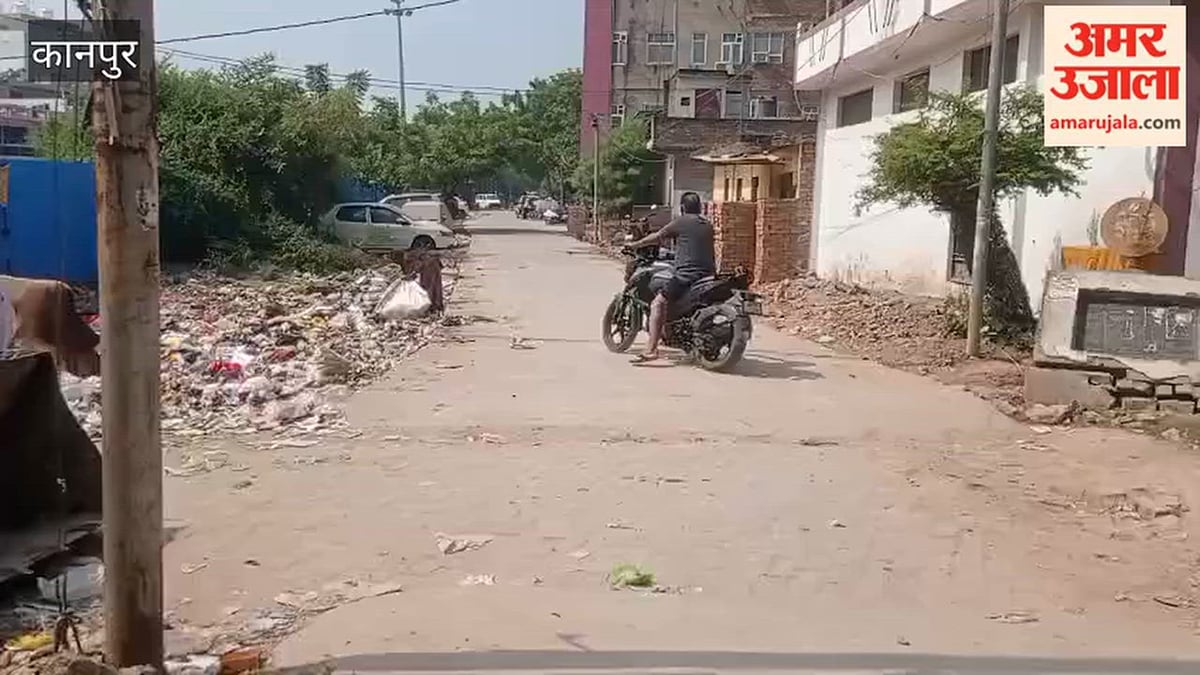 कानपुर: कल्याणपुर बंबा रोड बस्ती किनारे बना डंपिंग जोन, गंदगी और बदबू से लोग परेशान