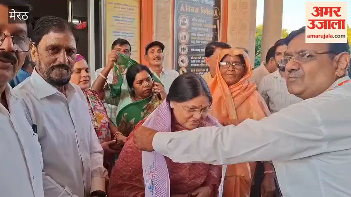 Meerut: कैलाश पर्वत मंदिर में चेयरपर्सन ने की पूजा-अर्चना, कमेटी ने किया सम्मानित