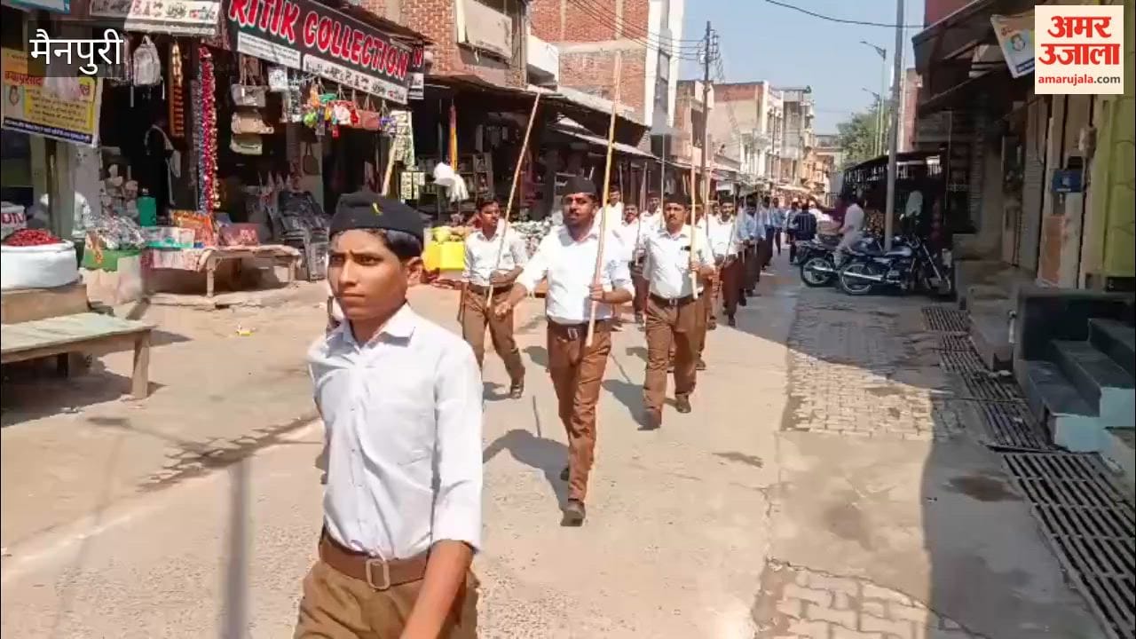 On Vijayadashami, the RSS held a march (path sanchalan) in the city; traders welcomed the volunteers by showering them with flowers.