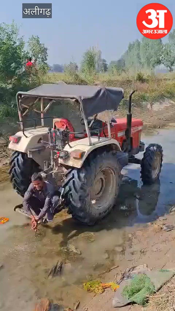 अकराबाद की करहेला रोड पर मैक्स अनियंत्रित होकर रजबहा में गिरी