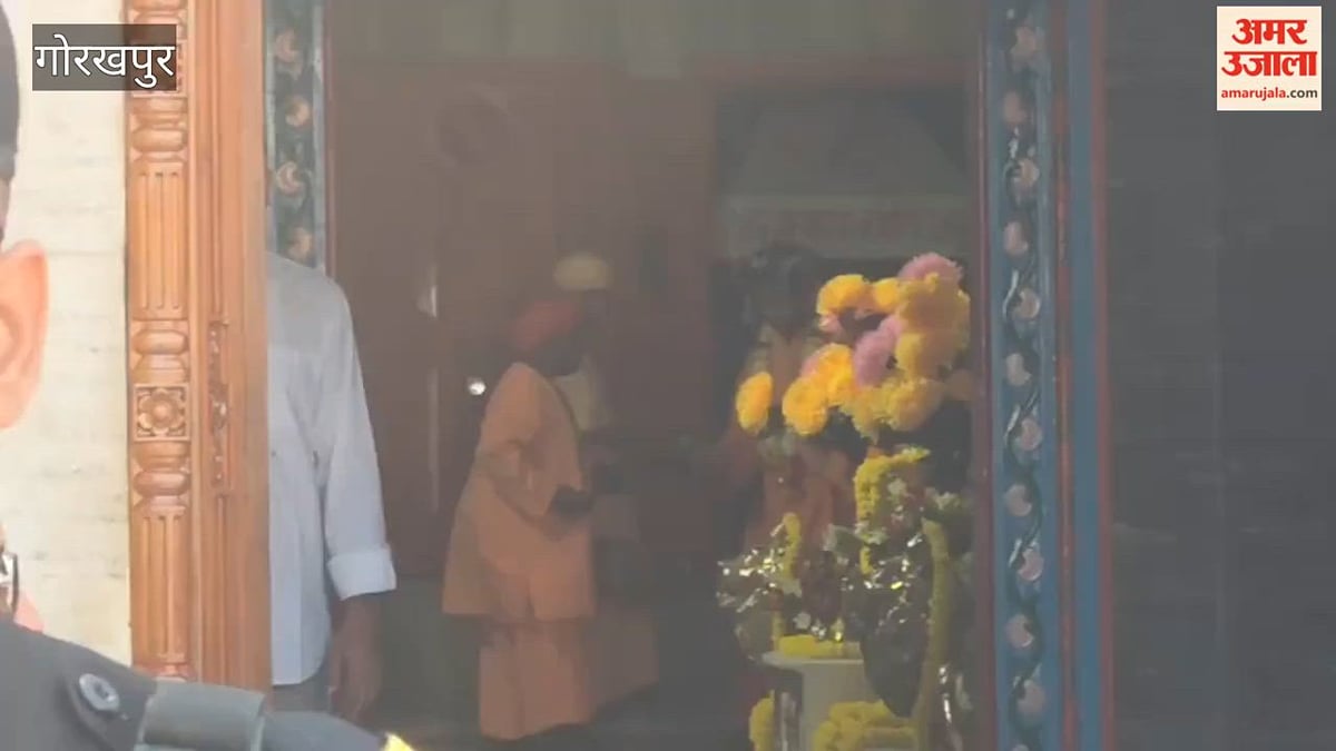 गोरखपुर: गोरखनाथ मंदिर में श्रीनाथ पूजा के दौरान शोभायात्रा में शामिल हुए सीएम योगी