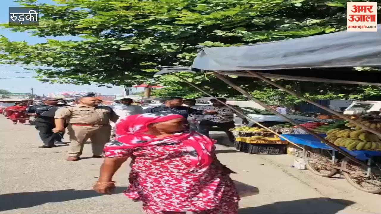 Traffic police take charge on the roads in Roorkee in view of the Dussehra fair