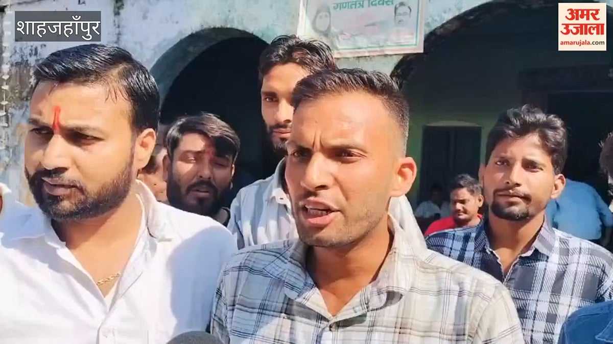 शाहजहांपुर: एनएसयूआई कार्यकर्ताओं ने मुख्य चुनाव आयुक्त का पुतला फूंका, पुलिस से भिड़े