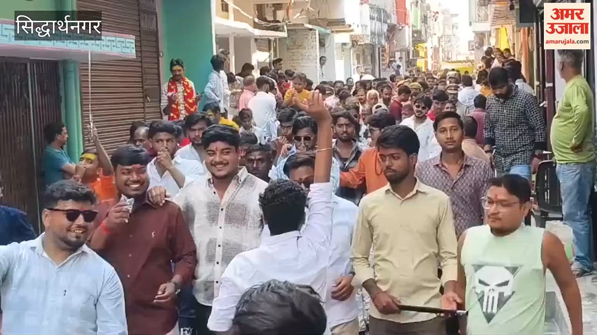 सिद्धार्थनगर: शोहरतगढ़ में शस्त्र पूजन के बाद निकला विजयादशमी का जुलूस