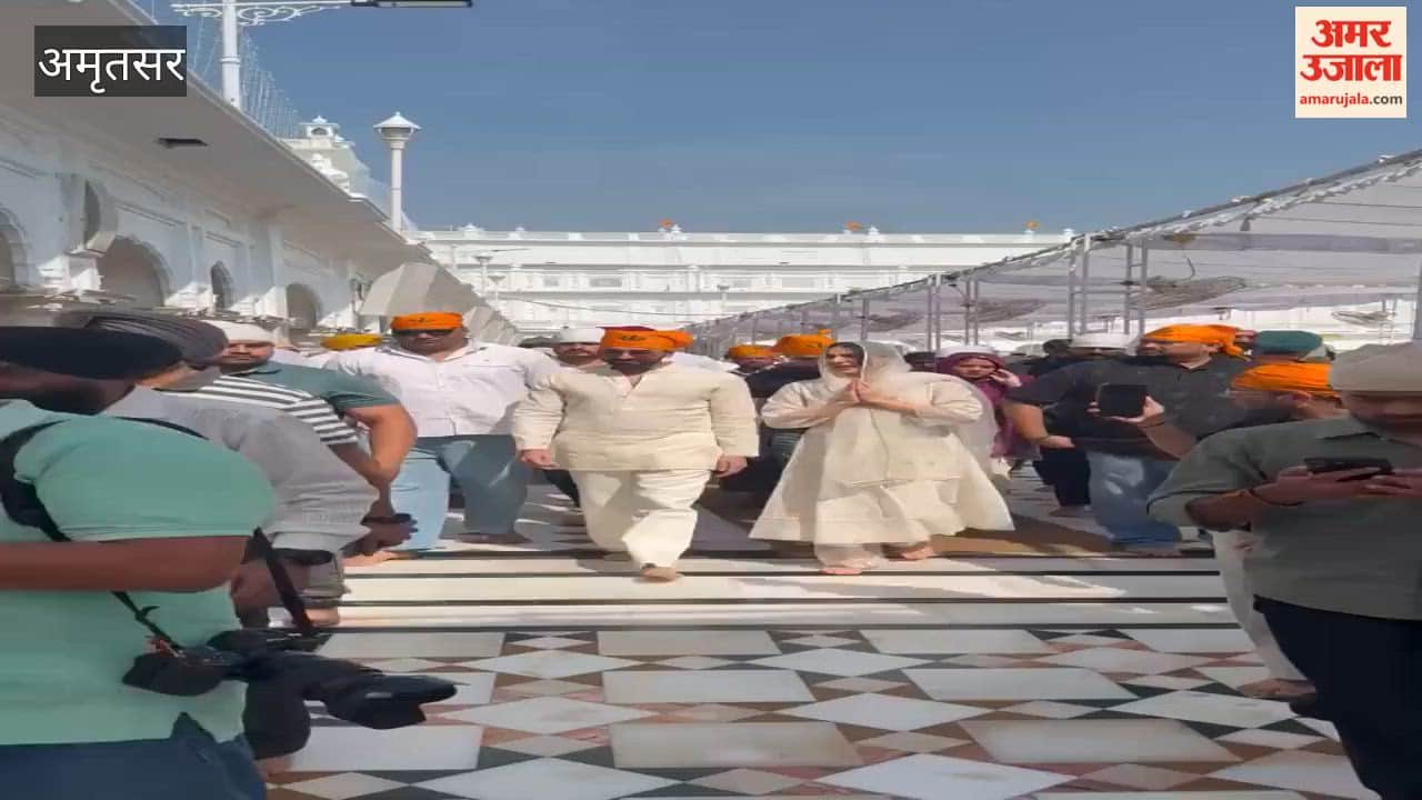 Ayushmann Khurrana and Sara Ali Khan paid their respects at Sri Harmandir Sahib.