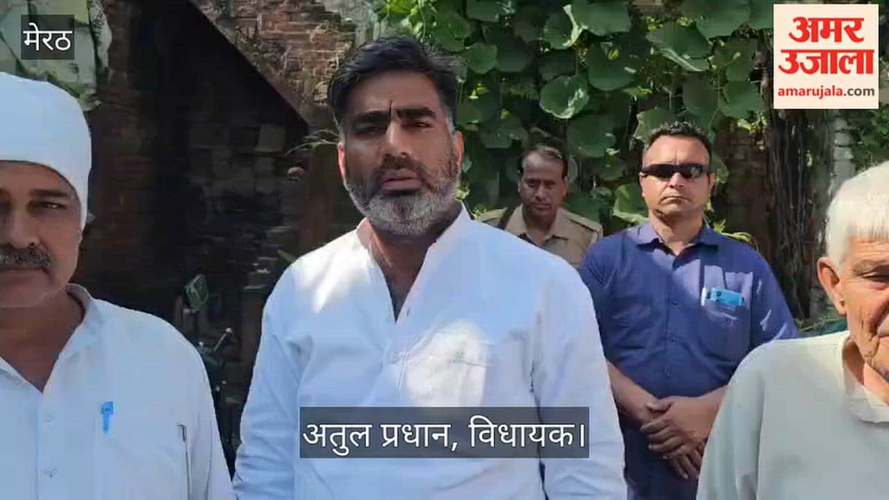 Meerut: MLA Atul Pradhan met with the families of the devotees who died in the accident and handed over cheques for financial assistance.