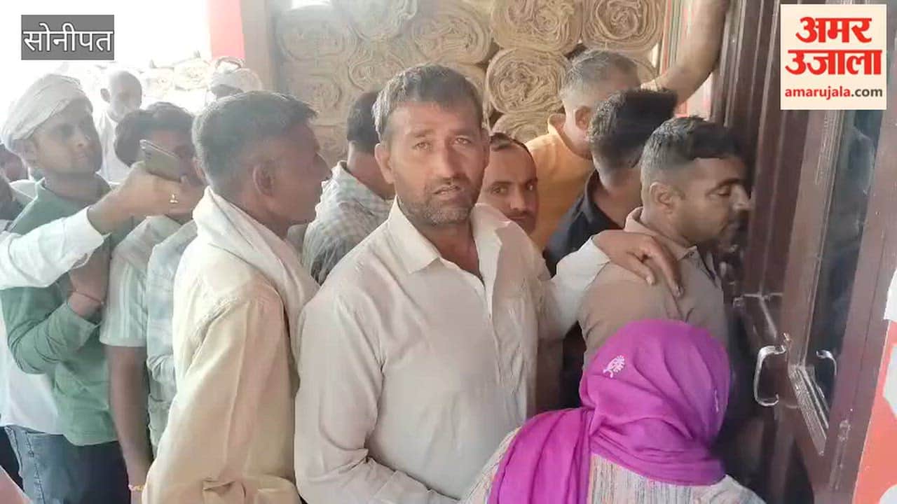 Long queues of farmers in Gohana for DAP fertilizer; 10 bags provided per Aadhaar card.