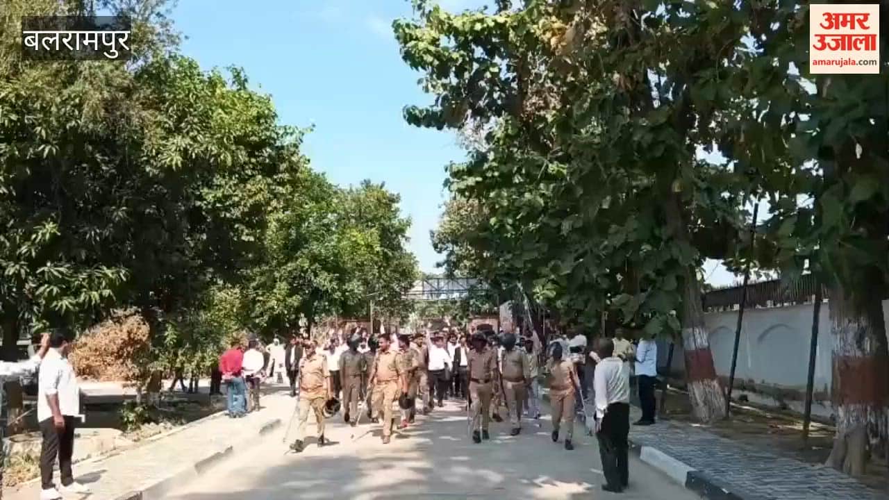 बलरामपुर: तीनों तहसीलों के अधिवक्ताओं ने घेरा कलेक्ट्रेट, डीएम के बुलाने पर ही नहीं माने अधिवक्ता
