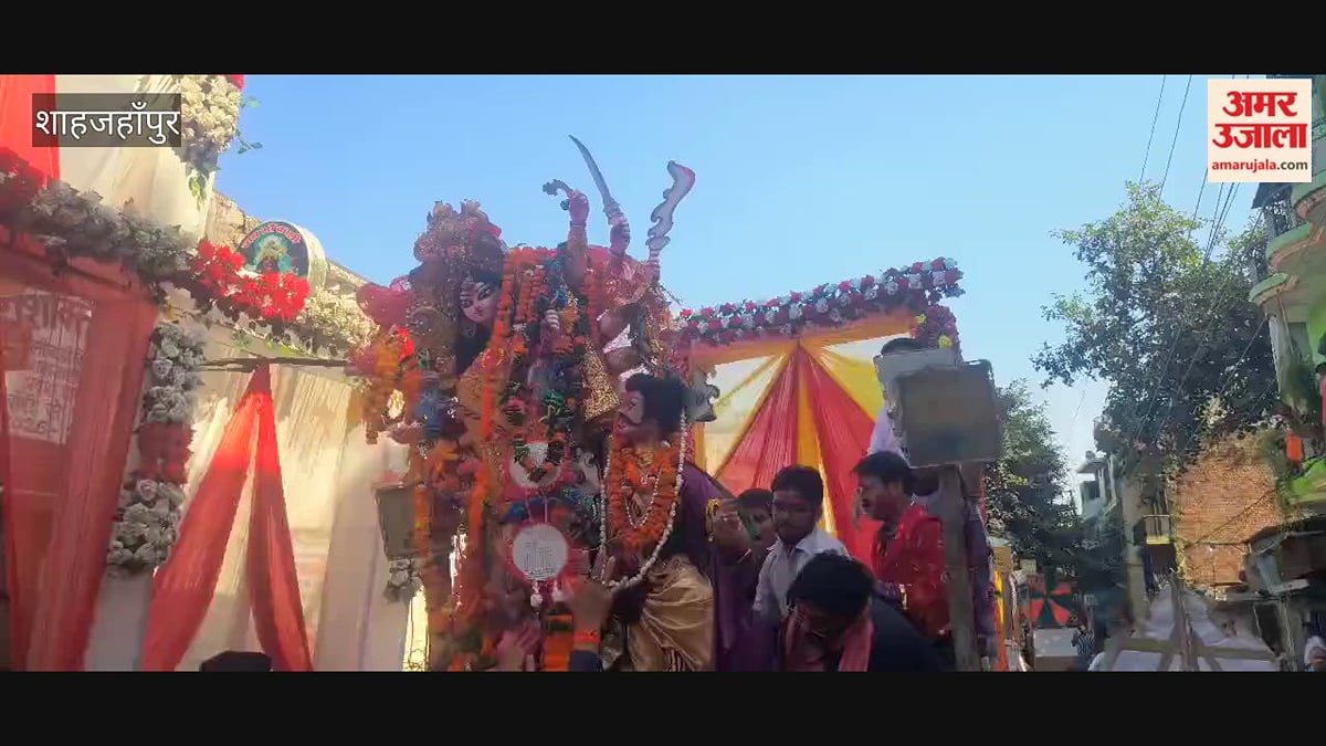 शाहजहांपुर: सिंदूर उत्सव के साथ निकाली शोभायात्रा, भक्तों ने मूर्तियों का किया विसर्जन