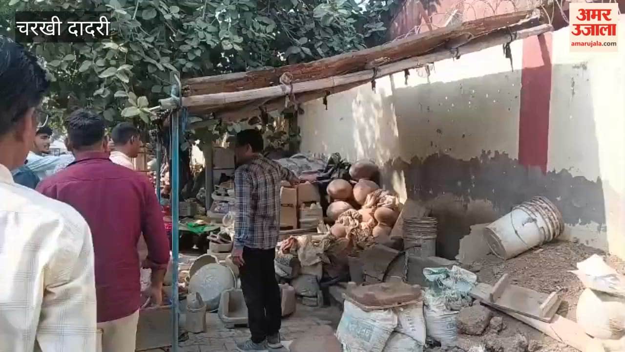 Anti-encroachment drive continued for the second day; goods kept outside shops were seized.