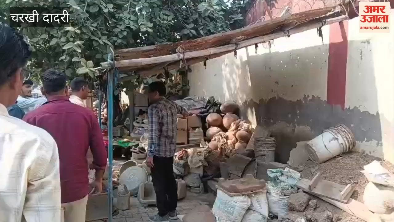 Anti-encroachment drive continued for the second day; goods kept outside shops were seized.