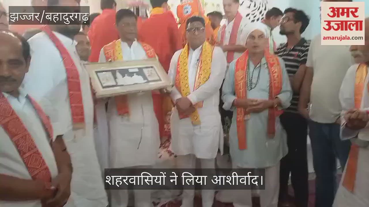 A grand coronation ceremony for Lord Shri Ram was organized within the Baba Prasad Giri temple complex.