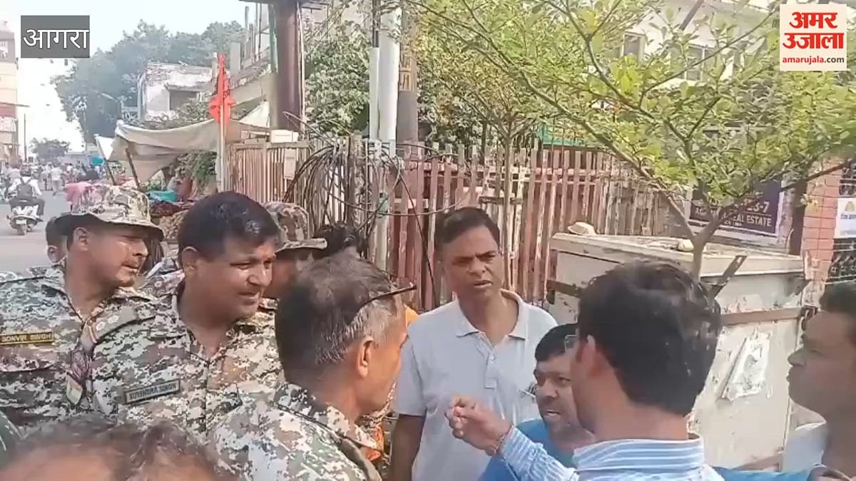 VIDEO: आगरा में अतिक्रमण के खिलाफ चला अभियान, नगर निगम ने सड़क किनारे से हटवाए ठेल-ढकेल