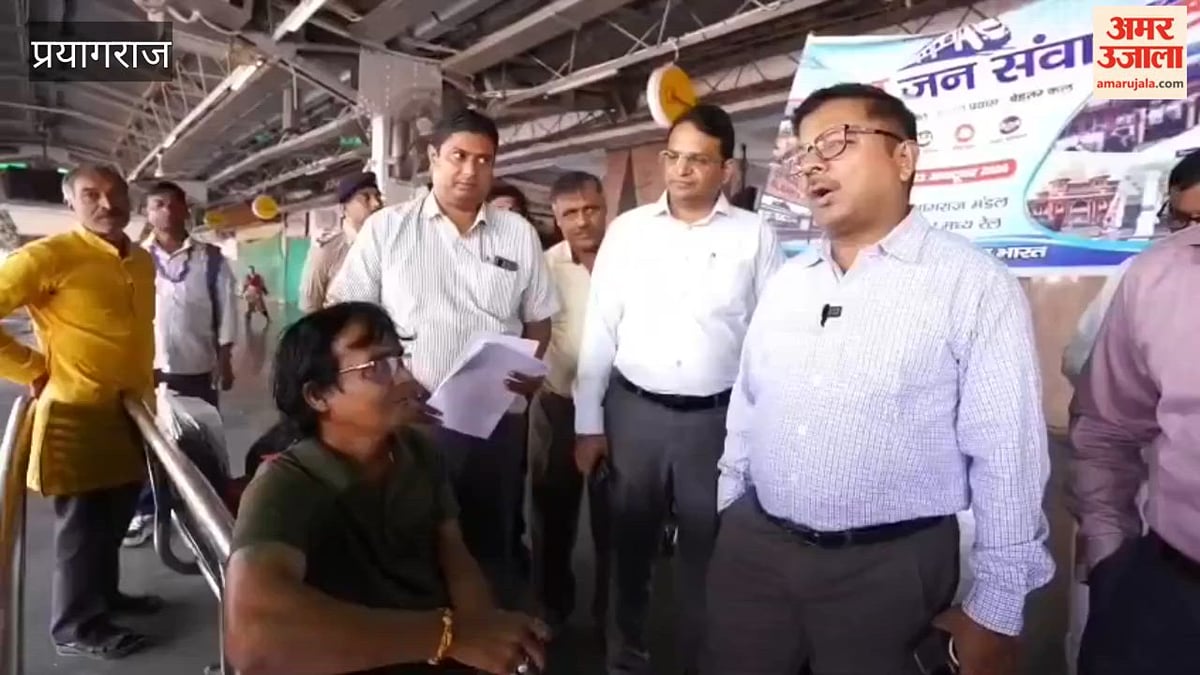यात्रियों के बीच में लिया गया रेलवे स्टेशन, स्लीपर कोच का टूर