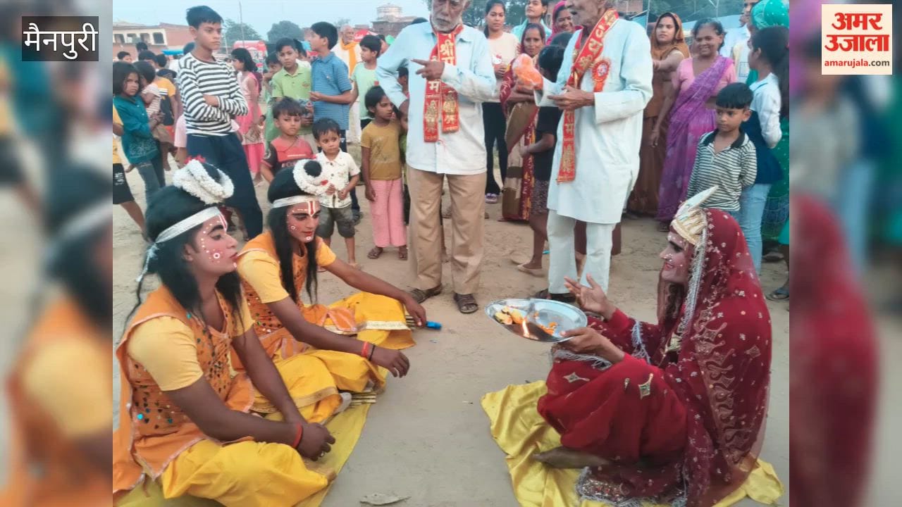 While searching for Sita, Lord Rama, accompanied by his brother Lakshmana, arrived at the dwelling of the Bhil woman, Shabari. She performed an *aarti* for him and offered him fruits to eat.