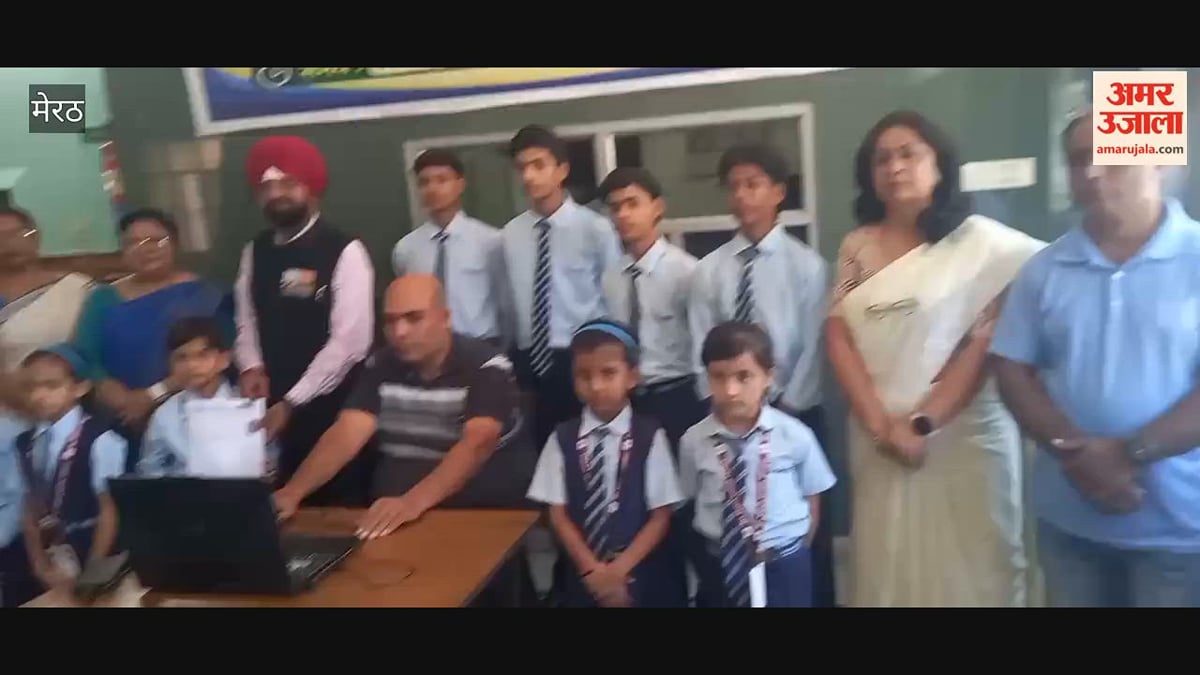 मेरठ: ऑल सेंट स्कूल में डाक विभाग ने लगाया कैंप, बच्चों के आधार कार्ड बनाए