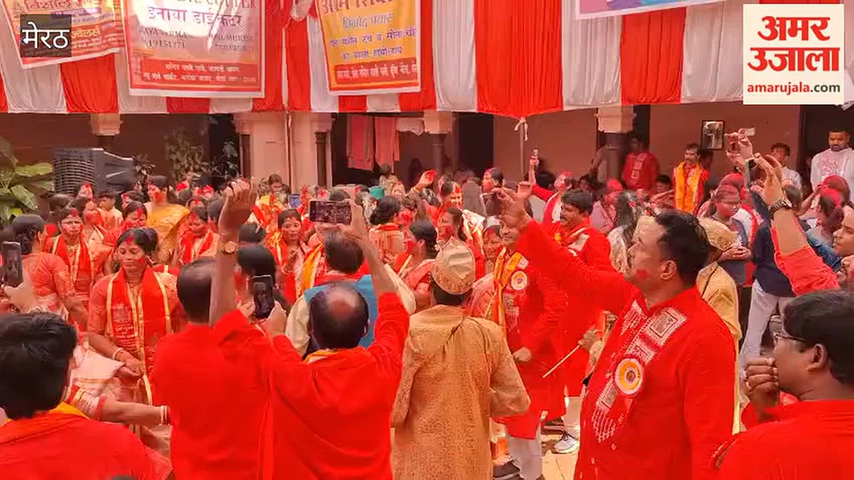 मेरठ: बंगाली समाज के लोगों ने किया धनुची नृत्य, सिंदूर खेला