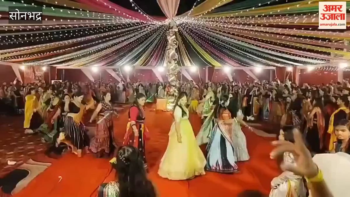 VIDEO: डांडिया फेस्ट में अक्षरा सिंह के साथ झूमे लोग, संगीत और नृत्य ने बांधा समां