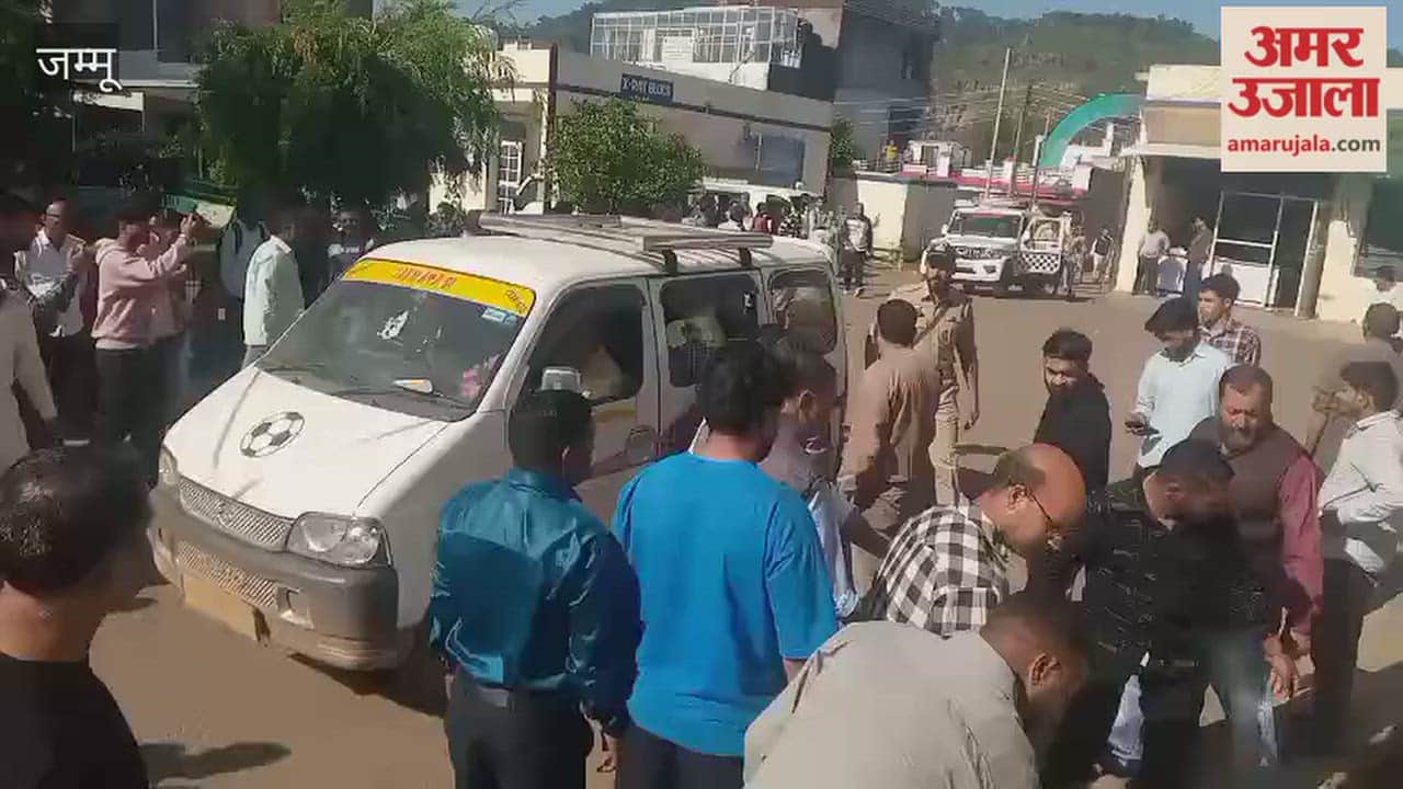 Passenger bus meets with an accident in the Gulligala Panchaud area of Basantgarh tehsil; 16 people injured.