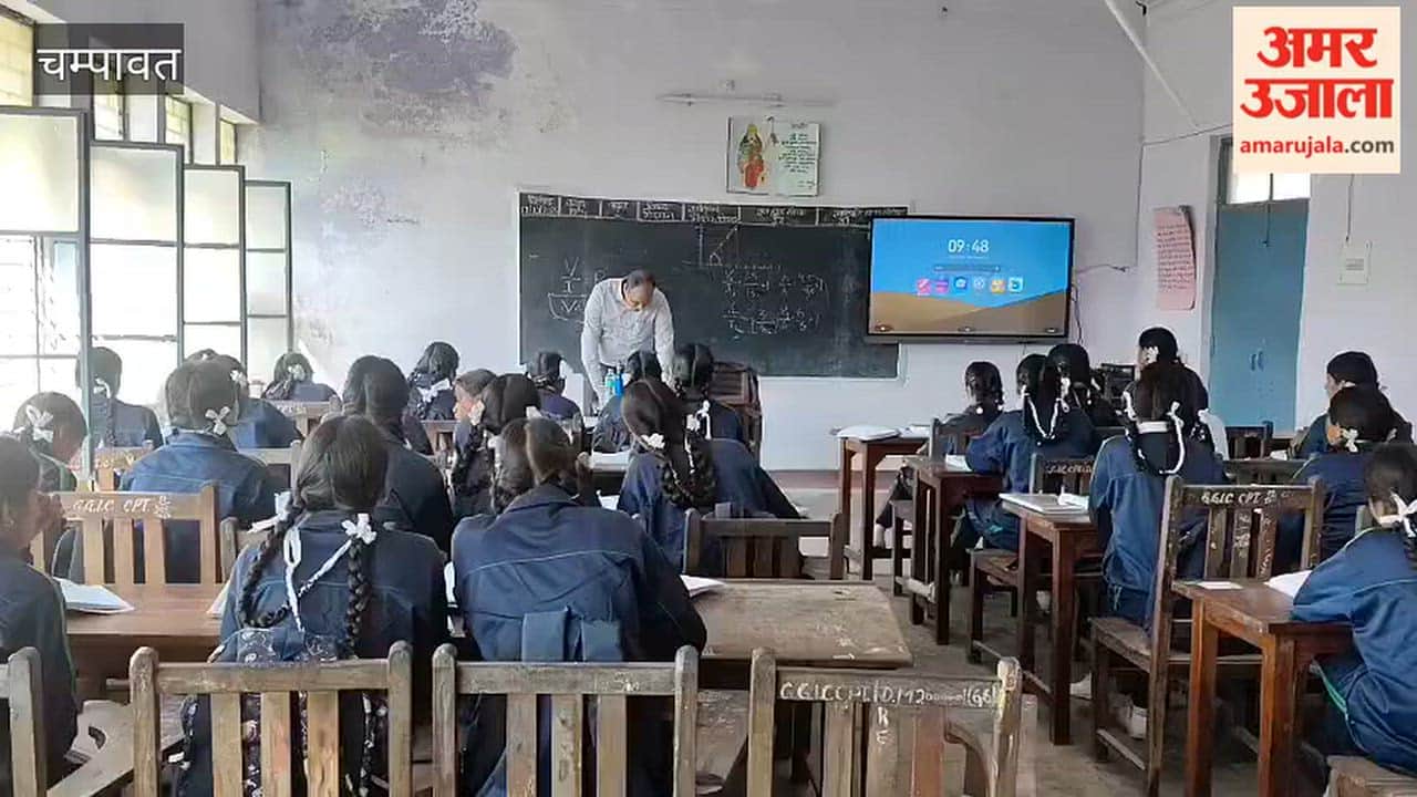 DM Manish Kumar became the teacher of girl students in champawat