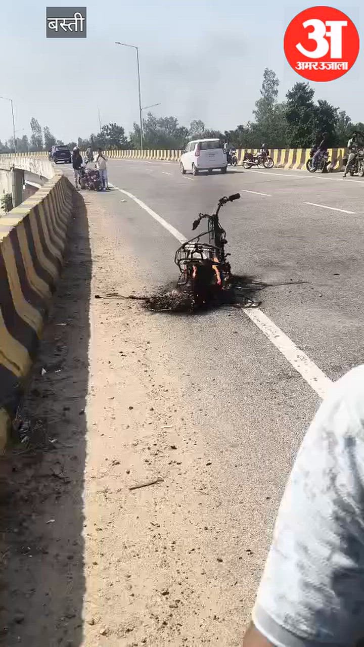 मनौरी ओवरब्रिज पर इलेक्ट्रिक स्कूटी में लगी आग