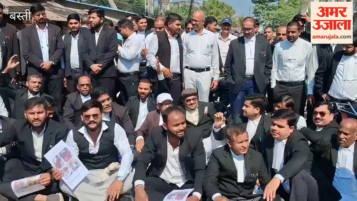 बस्ती: अधिवक्ता पर जानलेवा हमले के विरोध में वकीलों का धरना-प्रदर्शन