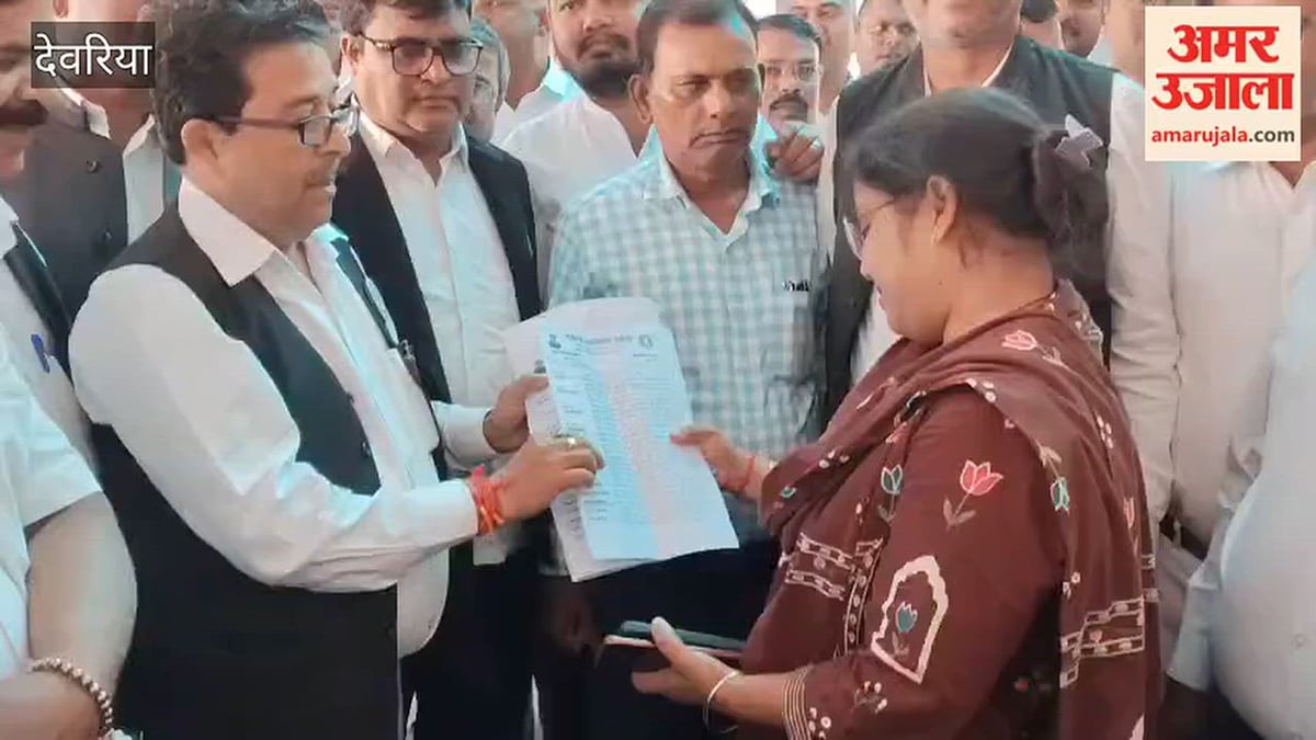 देवरिया: राजस्व मामलों के निस्तारण में देरी पर भड़के अधिवक्ता