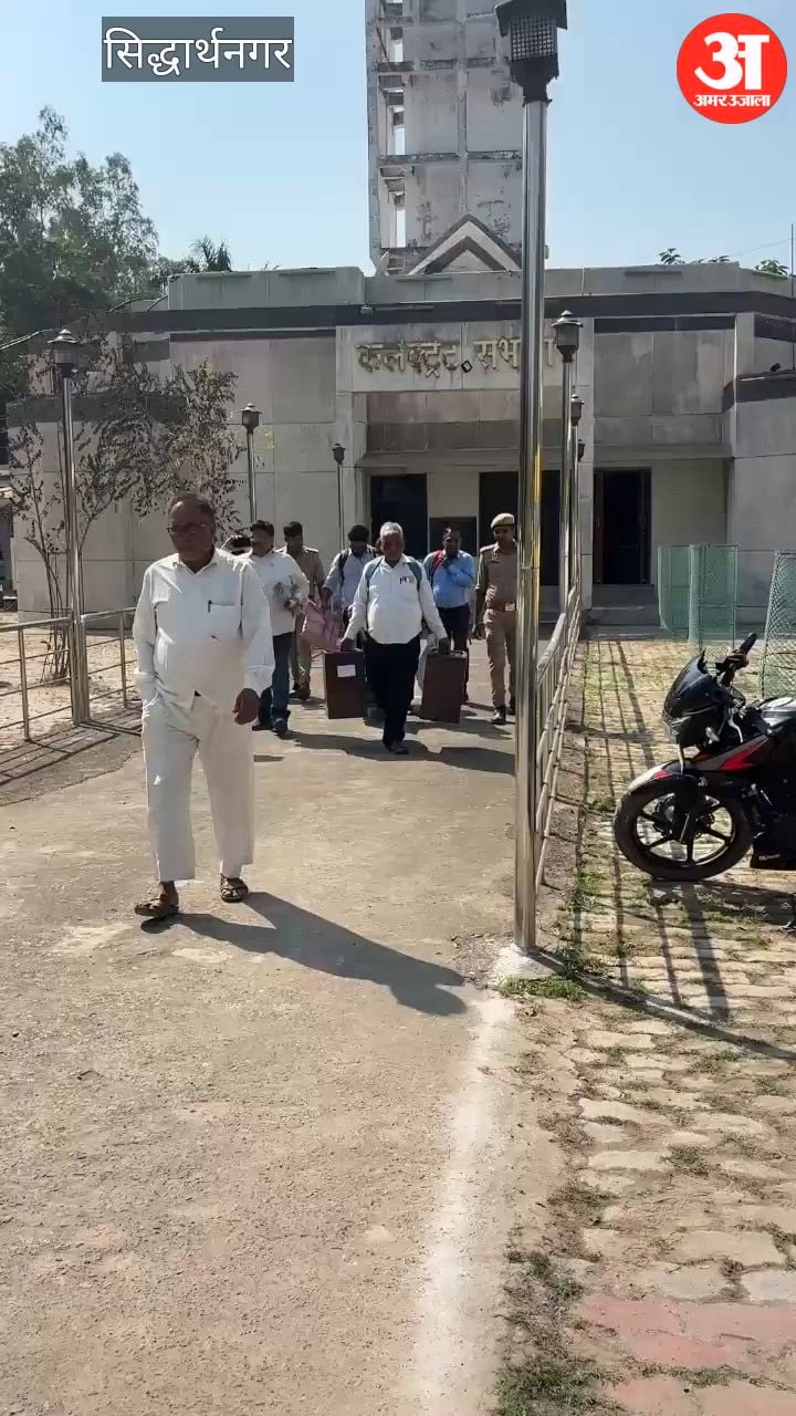 एमएलसी चुनाव के लिए मत पत्र और मत पेटी लेकर जाते कर्मचारी...