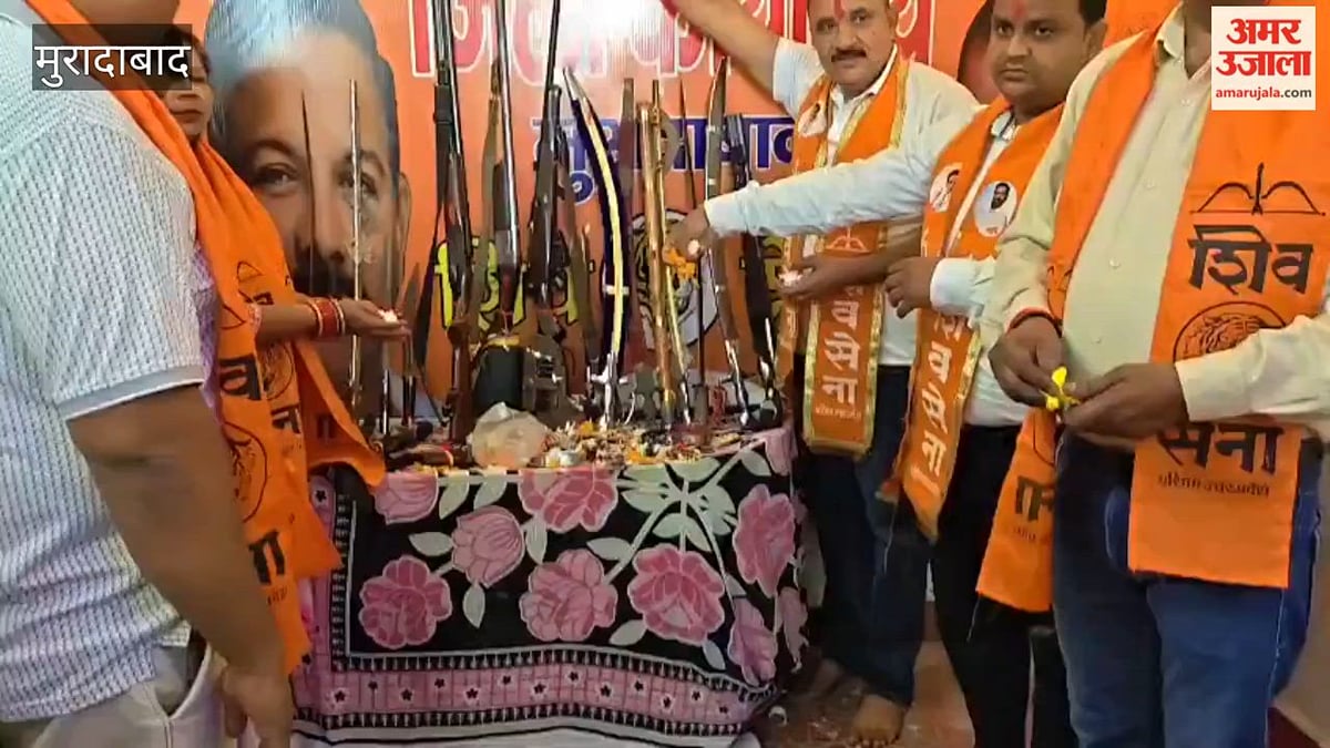 शिवसेना ने विजयदशमी पर किया शस्त्र पूजन