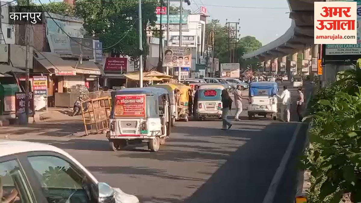 कानपुर: रावतपुर में ट्रैफिक नियम फेल, बैरिकेडिंग के बाहर खड़े रहते ई-रिक्शे और ऑटो, जीटी रोड पर लगता जाम
