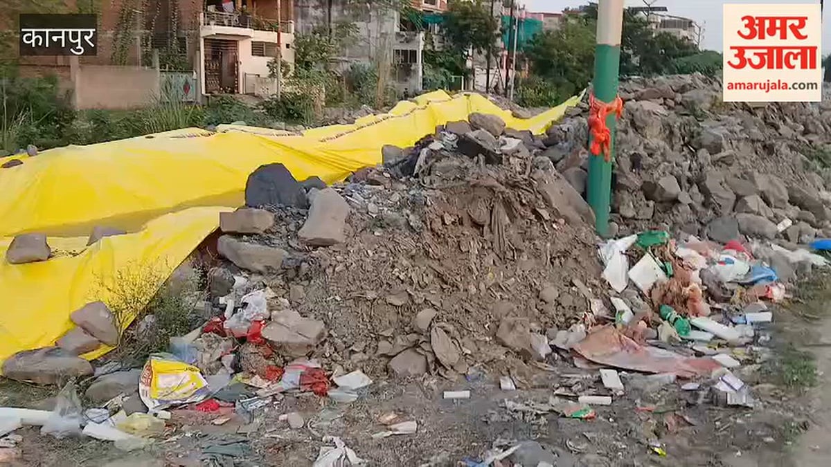 कानपुर: मूर्ति विसर्जन के लिए बनाया तालाब, आसपास लगे कूड़े के ढेर