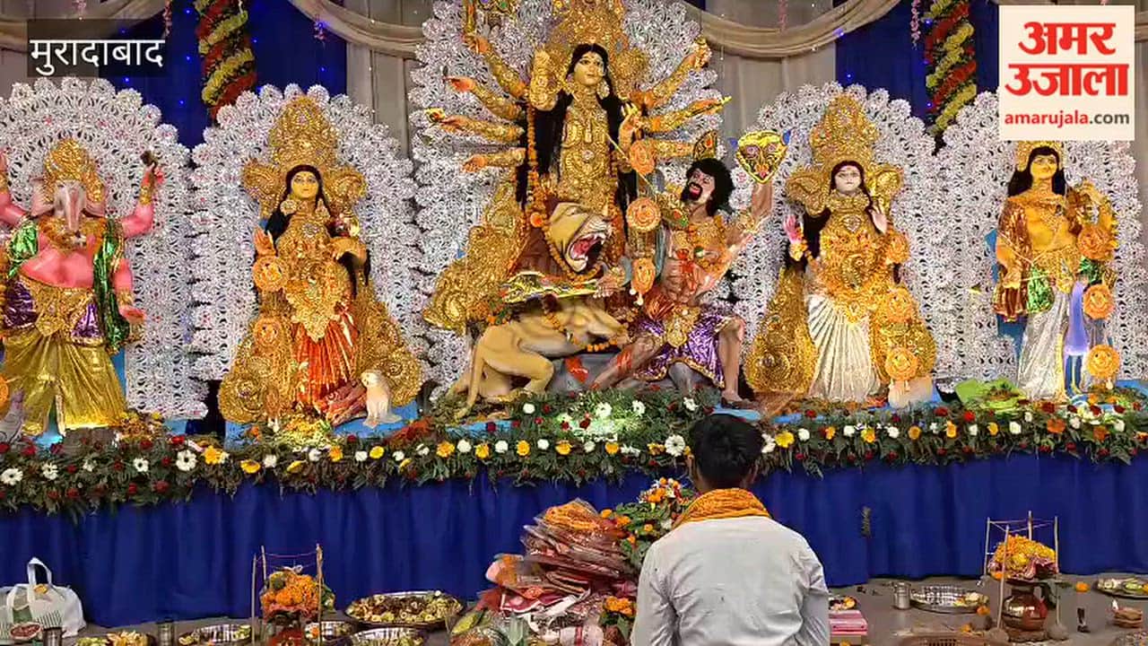 The spectacle of the Sandhya Aarti and Dhunuchi dance