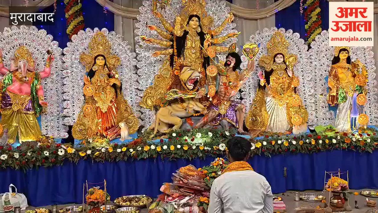 The spectacle of the Sandhya Aarti and Dhunuchi dance