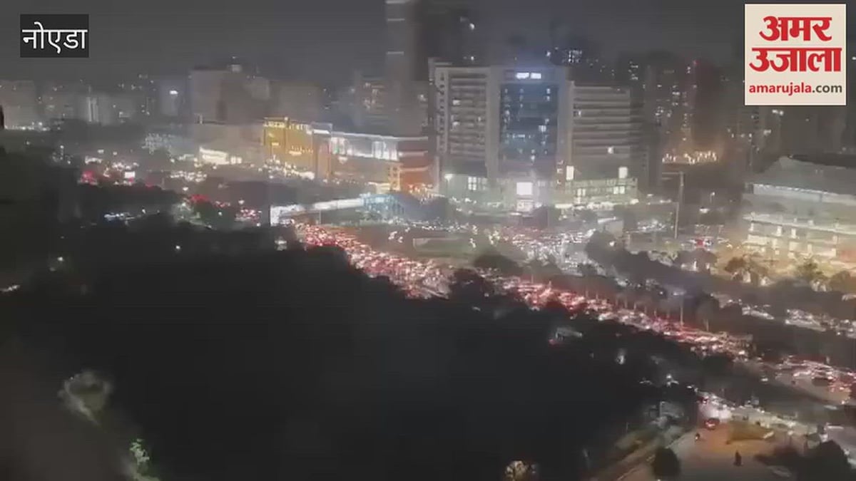 दशहरे के मेले में उमड़ी भीड़, ग्रेनो वेस्ट में मुख्य मार्ग पर डेढ़ किमी लंबा जाम