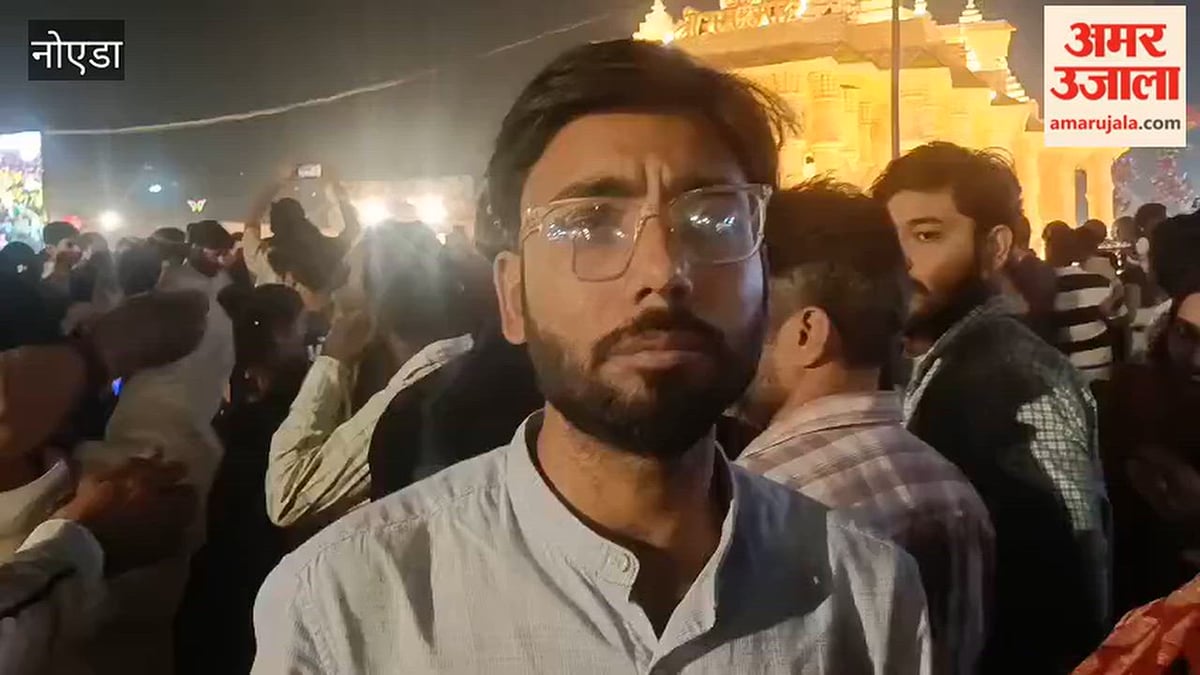 ग्रेटर नोएडा: राम मंदिर के साथ रामलीला में लोगों ने ली सेल्फी