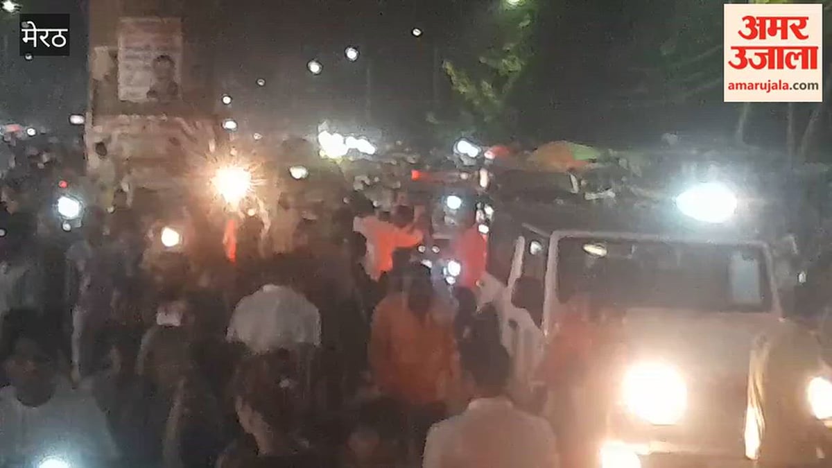 Meerut: रामलीला ग्राउंड में रावण पुतला दहन देखने पहुंची भीड़, लगा रहा जाम